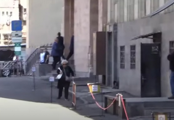 Ալեն Սիմոնյանը ժամանեց չորս կողմից շրջապատված Մարիոթ հյուրանոց (տեսանյութ)